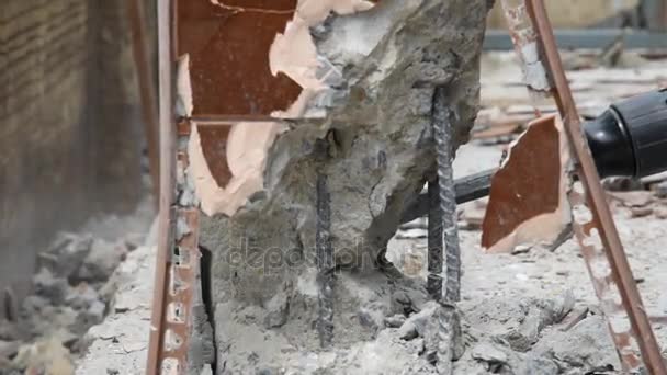 Przełamać mur z cegły przez drill — Wideo stockowe