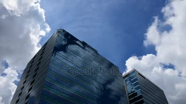 Bâtiment en verre avec ciel bleu, Timelapse — Video