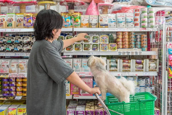 Las mujeres y su tienda de perros en tienda de mascotas —  Fotos de Stock