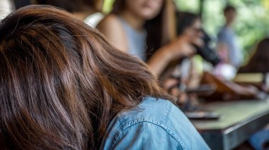 Asya kadını kabul bir fotoğraf restoran veya Cafe