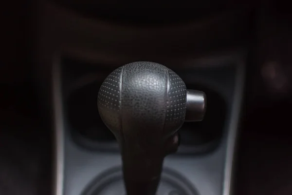 Intérieur de la voiture avec levier de vitesse et bouton sport — Photo