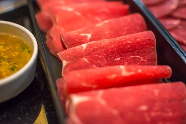 Carne de vaca crua escorrega no prato no churrasco. restaurante — Fotografia de Stock