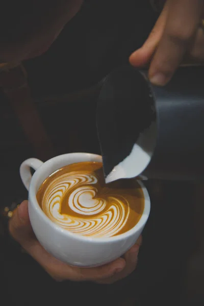 Barista odlewania latte zmydlać zrobić kawę latte art — Zdjęcie stockowe