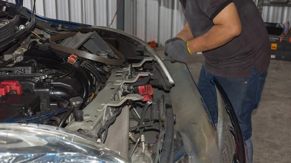 Verificar um carro na garagem — Fotografia de Stock