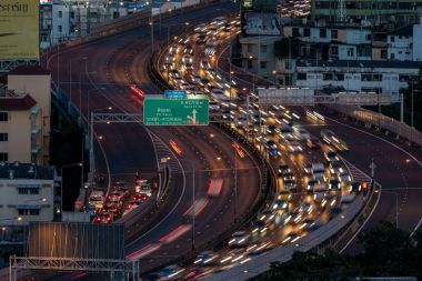 Cityscape ve uzun pozlama gece yol ışık