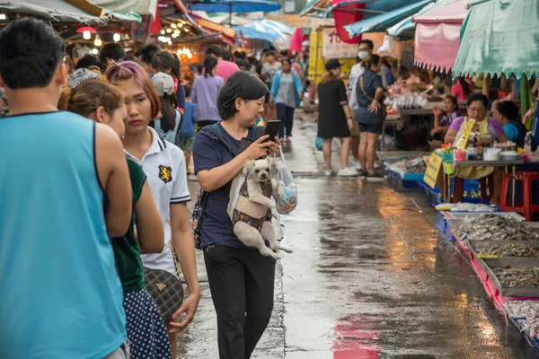 Ang Sila mercato dei frutti di mare con la donna e il cane — Foto Stock