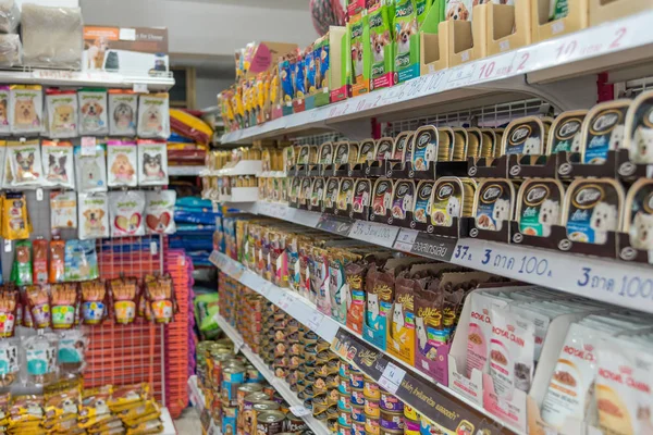 Muchos tipos de alimentos y productos para mascotas en la tienda de mascotas —  Fotos de Stock