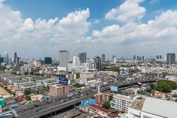 Paysage urbain avec autoroute et trafic de Bangkok — Photo