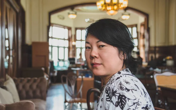 Mujeres asiáticas sonríen en cafetería estilo vintage — Foto de Stock