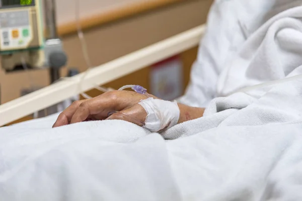 Patient im Krankenhaus mit intravenöser Kochsalzlösung — Stockfoto
