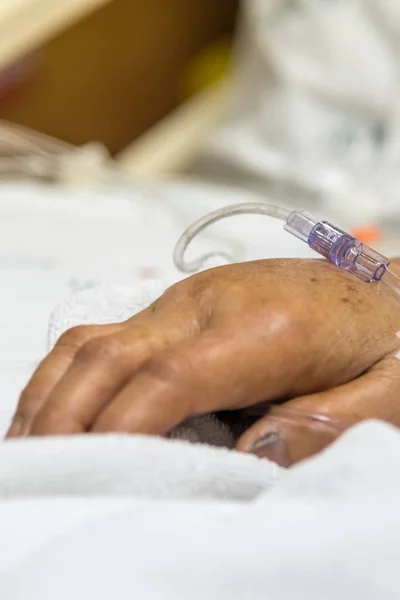 Paciente no hospital com solução salina intravenosa — Fotografia de Stock