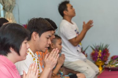 Yeni ev veya ev ısınma töreni kutlamak