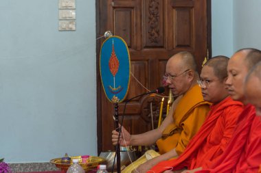 Yeni ev veya ev ısınma töreni kutlamak