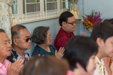 Yeni ev veya ev ısınma töreni kutlamak