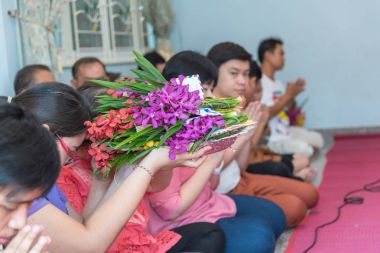 Yeni ev veya ev ısınma töreni kutlamak