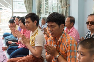 Yeni ev veya ev ısınma töreni kutlamak