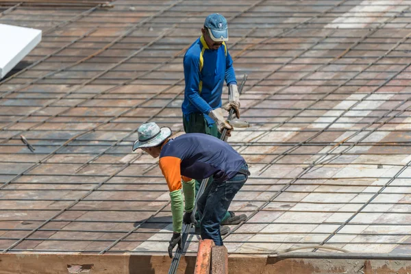 Emberek építőmunkás építkezésen — Stock Fotó