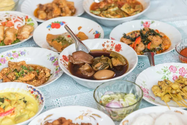 Yeni ev veya ev ısınma töreni kutlamak