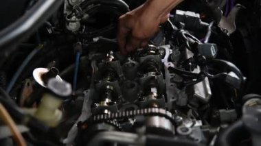 Araç garaj, onarım için bir araba motoru kontrol