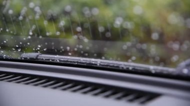 Temiz su damlası camda çalışan araba sileceği