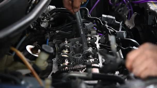 Controllo di un motore di auto per la riparazione in garage — Video Stock