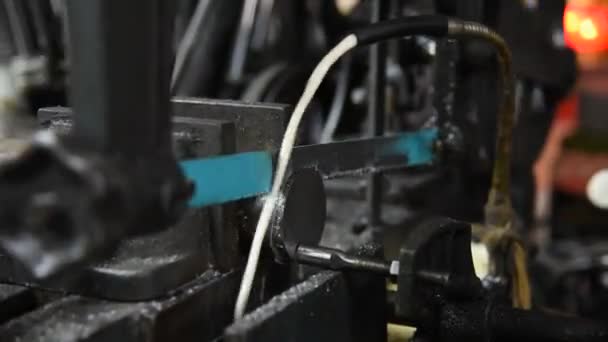 Machine à scier de hack travaillant à couper un métal — Video