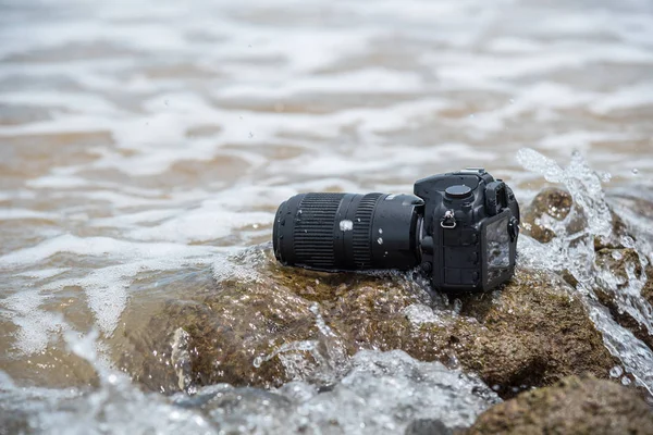 それは海の波から濡れているビーチの上にカメラ — ストック写真