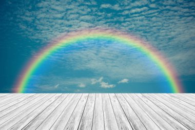 Ahşap Teras ve gökkuşağı gökyüzü bulut mavi, vintag içinde işlem