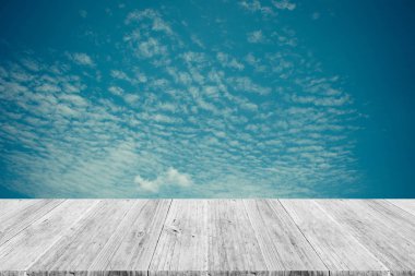 Mavi gökyüzü bulut ile ahşap Teras, vintage tarzı sürecinde