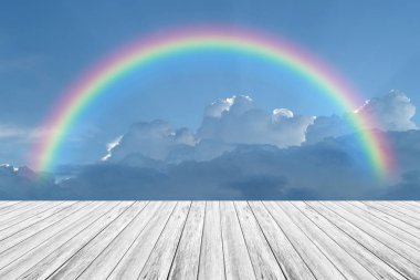 Ahşap Teras ve rainbow ile mavi gökyüzü bulut