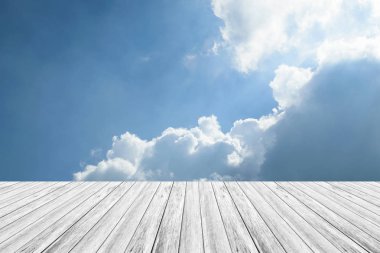 Mavi gökyüzü bulut ile ahşap Teras