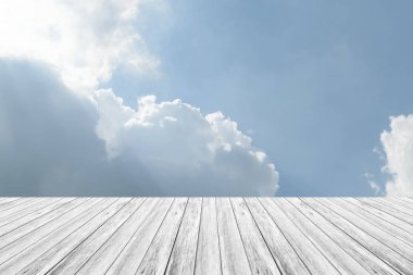 Mavi gökyüzü bulut ile ahşap Teras