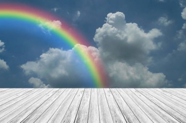 Ahşap Teras ve rainbow ile mavi gökyüzü bulut