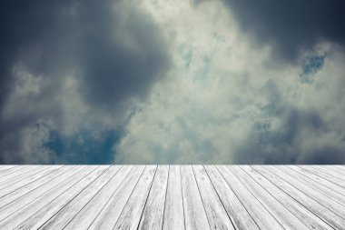 Mavi gökyüzü bulut ile ahşap Teras, vintage tarzı sürecinde