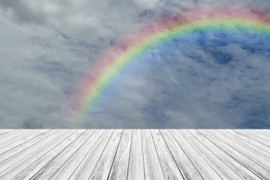 ahşap Teras ve rainbow ile mavi gökyüzü