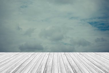 Mavi gökyüzü bulut ile ahşap Teras, vintage tarzı sürecinde