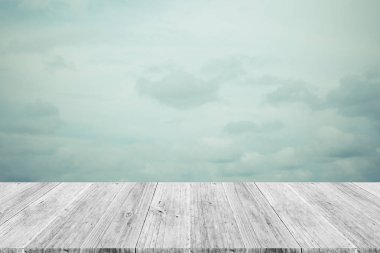 Mavi gökyüzü bulut ile ahşap Teras, vintage tarzı sürecinde