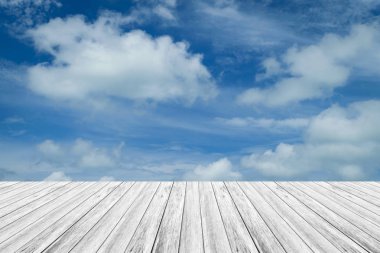 Mavi gökyüzü bulut ile ahşap Teras