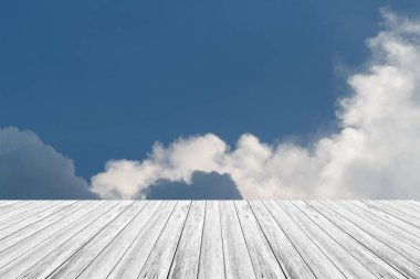 Mavi gökyüzü bulut ile ahşap Teras