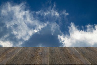 Mavi gökyüzü bulut ile ahşap Teras