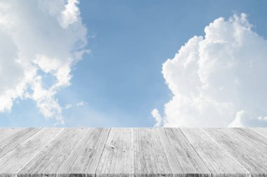 Mavi gökyüzü bulut ile ahşap Teras