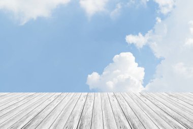 Mavi gökyüzü bulut ile ahşap Teras