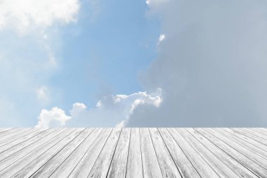 Mavi gökyüzü bulut ile ahşap Teras