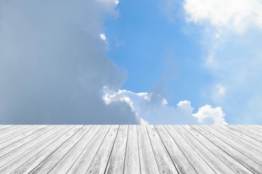 Mavi gökyüzü bulut ile ahşap Teras