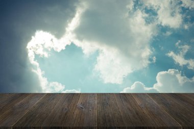 Mavi gökyüzü bulut ile ahşap Teras, vintage tarzı sürecinde