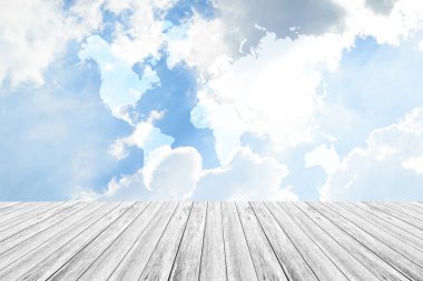 Mavi gökyüzü bulut ahşap Teras ve dünya ile harita