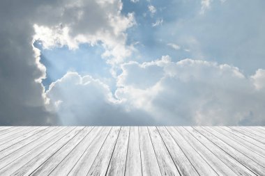 Mavi gökyüzü bulut ile ahşap Teras