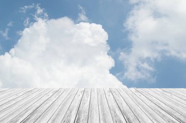 Mavi gökyüzü bulut ile ahşap Teras