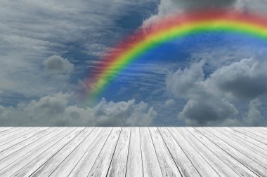 ahşap Teras ve rainbow ile mavi gökyüzü