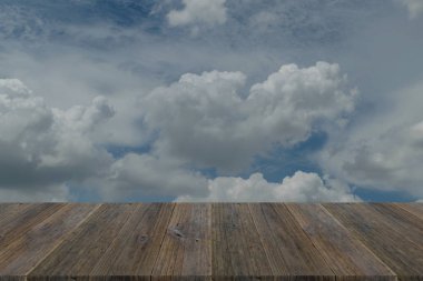 Mavi gökyüzü bulut ile ahşap Teras